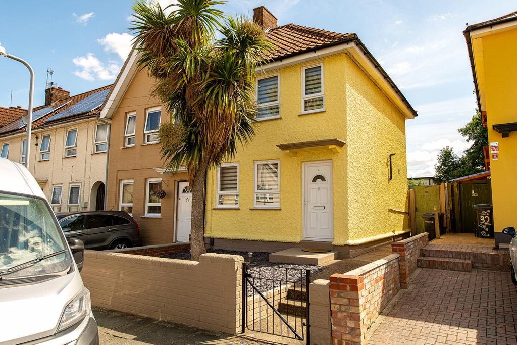 gravesend-kent-da12-2-bed-end-of-terrace-house-1-250-pcm-288-pw