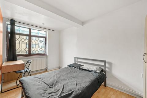 3 bedroom flat to rent, Seyssel Street, London