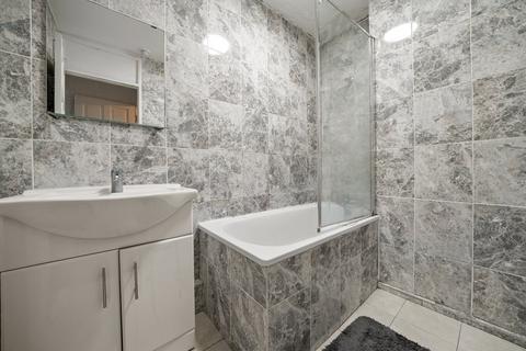 3 bedroom flat to rent, Seyssel Street, London