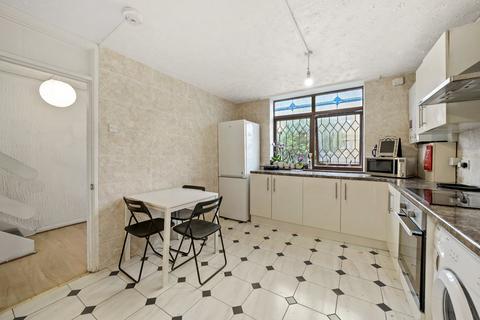 3 bedroom flat to rent, Seyssel Street, London