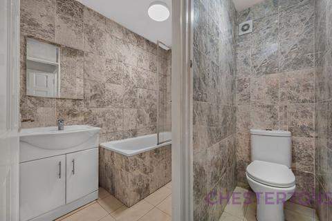 3 bedroom flat to rent, Seyssel Street, London