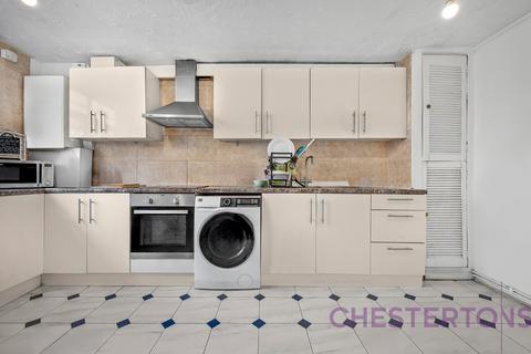 3 bedroom flat to rent, Seyssel Street, London