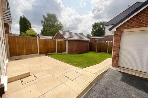 3 bedroom bungalow for sale - 79 Palmers Green, Hartshill