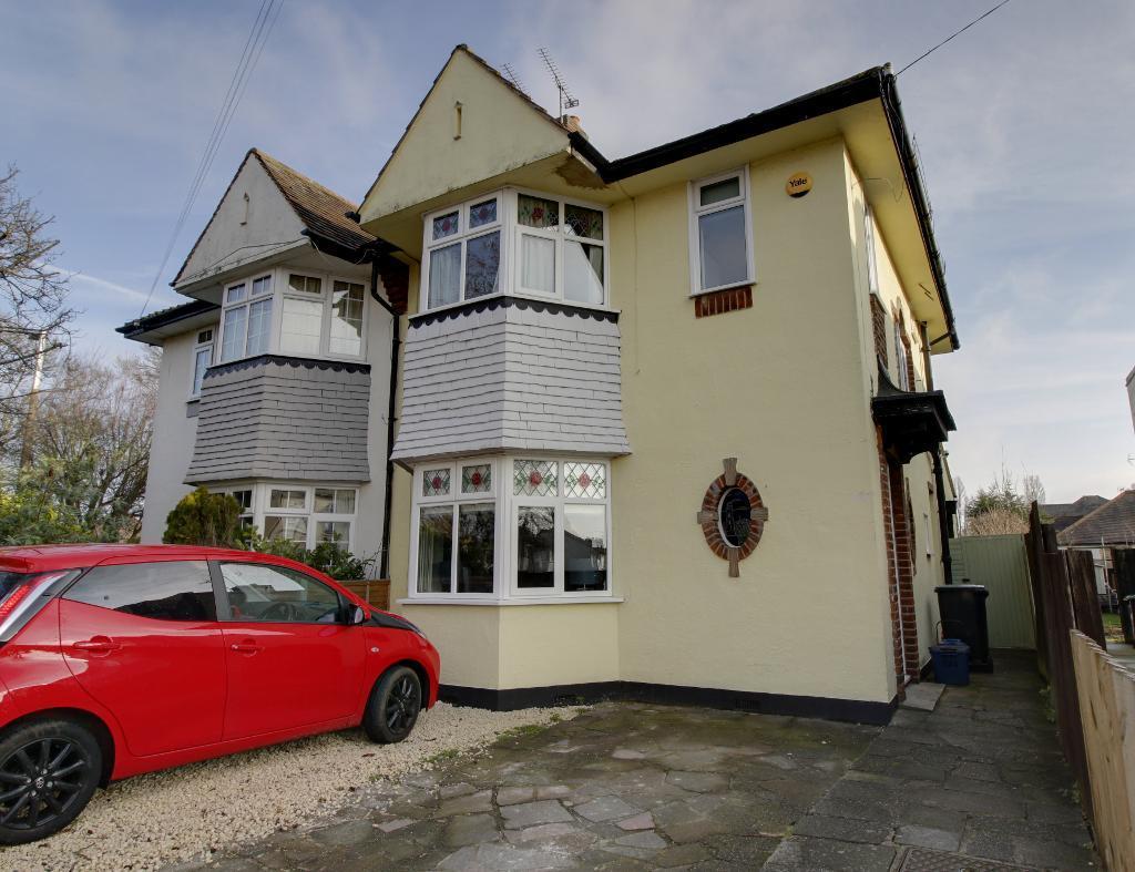 Tankerville Drive, Leigh on Sea... 3 bed semidetached house £1,900