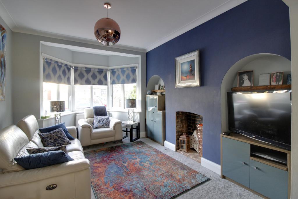 Tankerville Drive, Leigh on Sea... 3 bed semidetached house £1,900