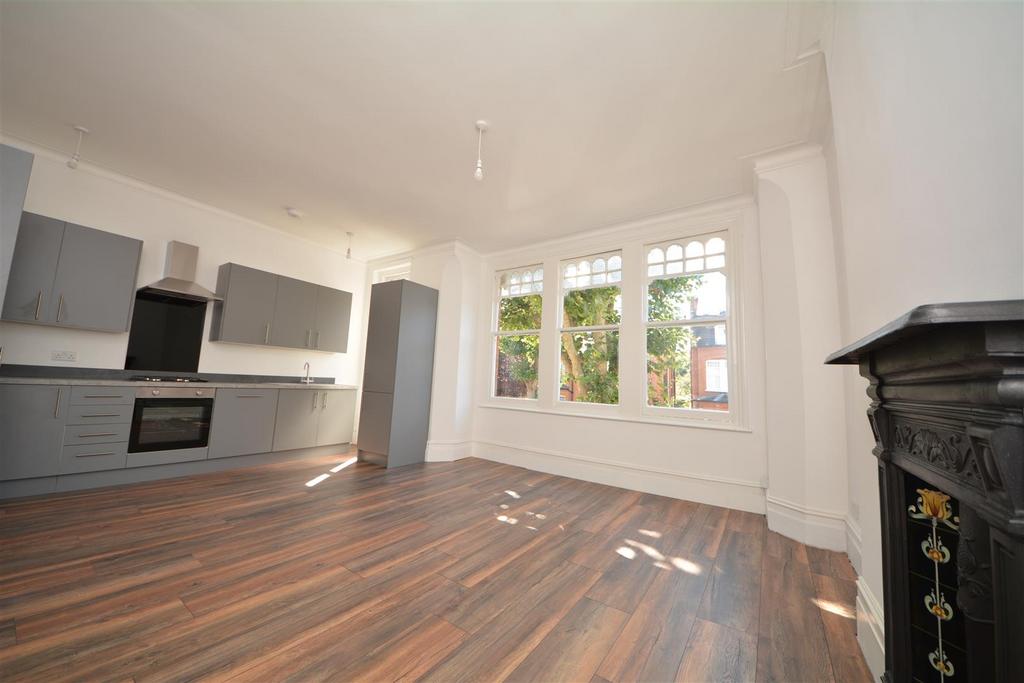 Kings Avenue, Muswell Hill. N10 3 bed flat £3,000 pcm (£692 pw)