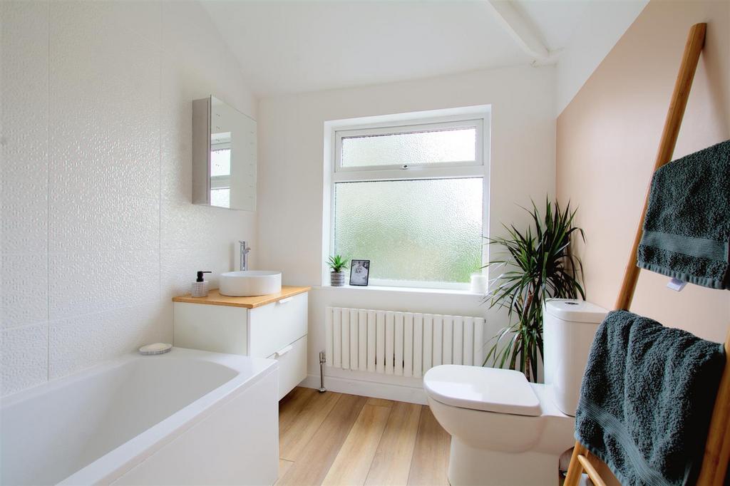 DSC 0651bathroom.jpeg