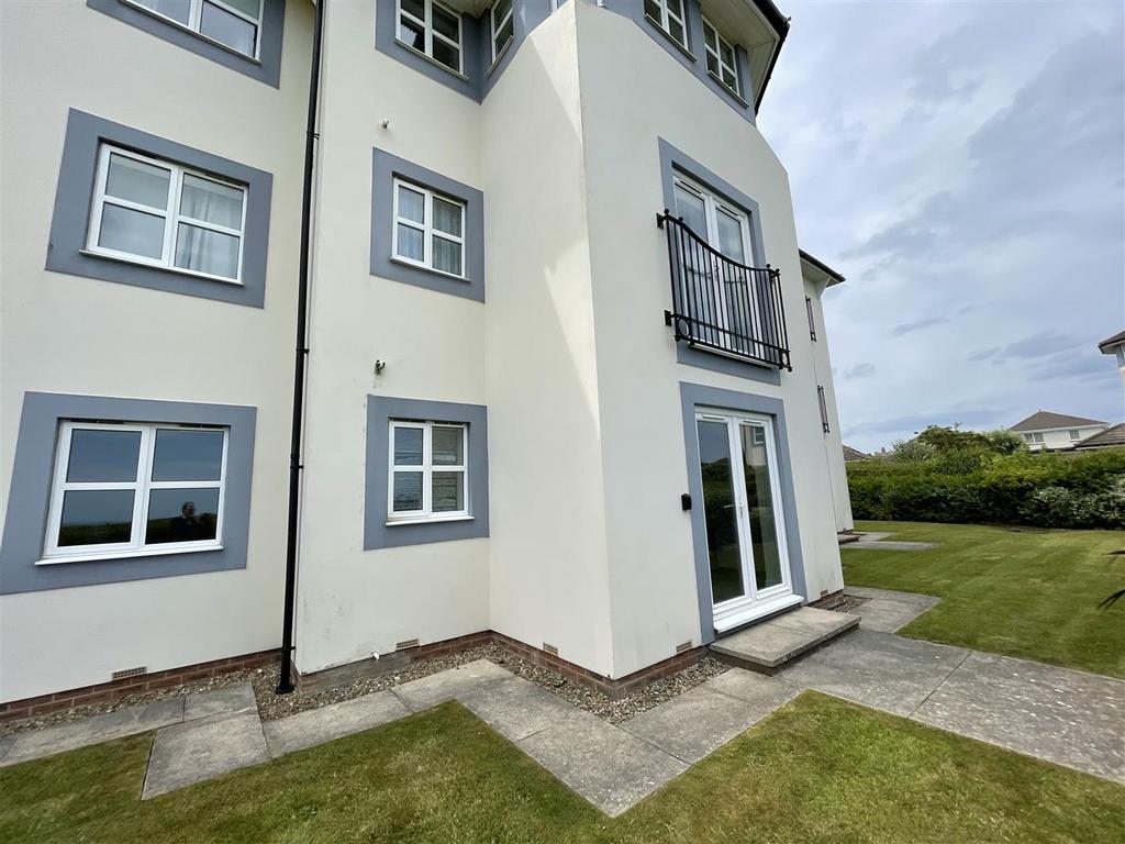 Green Howards Drive, Scarborough 2 bed apartment £750 pcm (£173 pw)