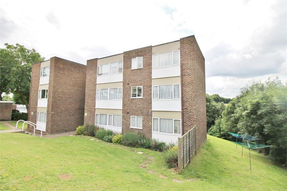 Hillside, Hoddesdon 2 bed flat £1,300 pcm (£300 pw)