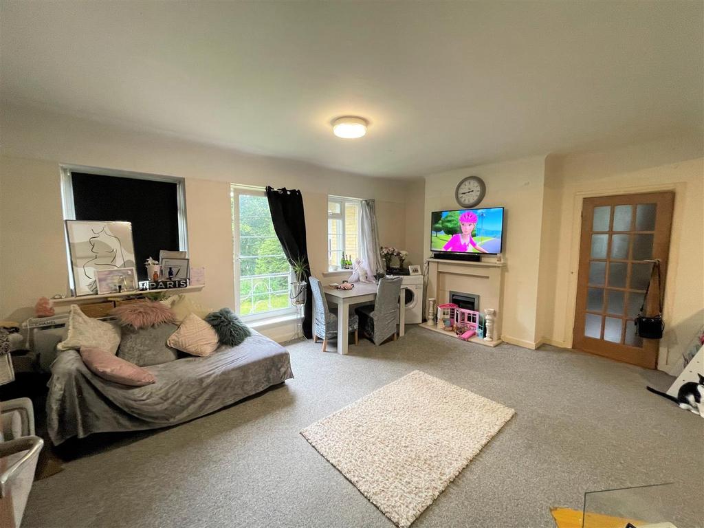 Hulse Road, Southampton 3 bed apartment to rent £1,450 pcm (£335 pw)