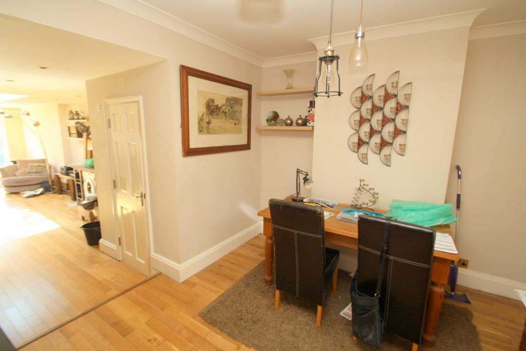 Commercial Road, StainesuponThames... 2 bed semidetached house £