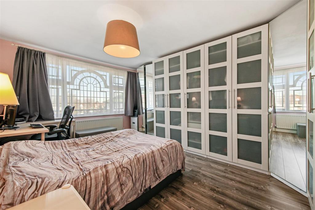 10 The Crescent - g Jp Tyix BAu9aa Nv6 A6 HY.jpg