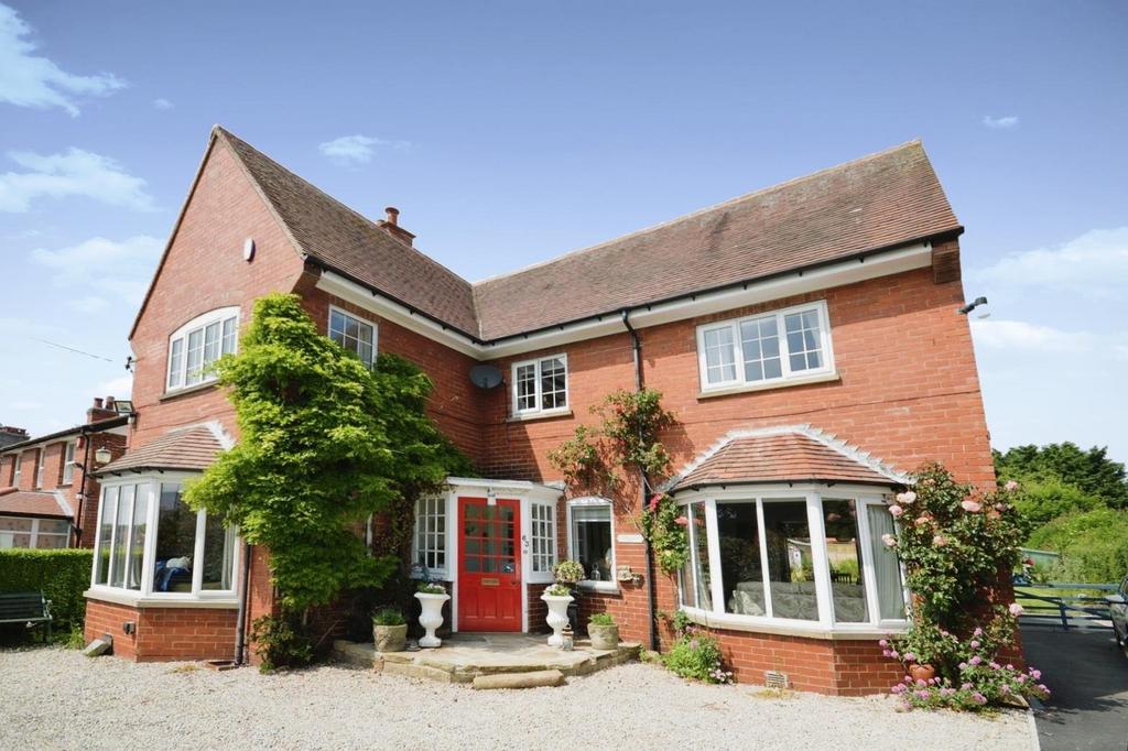 Seamer Road, East Ayton, Scarborough, YO13 9HN 5 bed detached house for