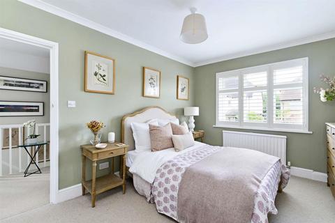 24 Bray Road, Guildford, GU2 7LJ
