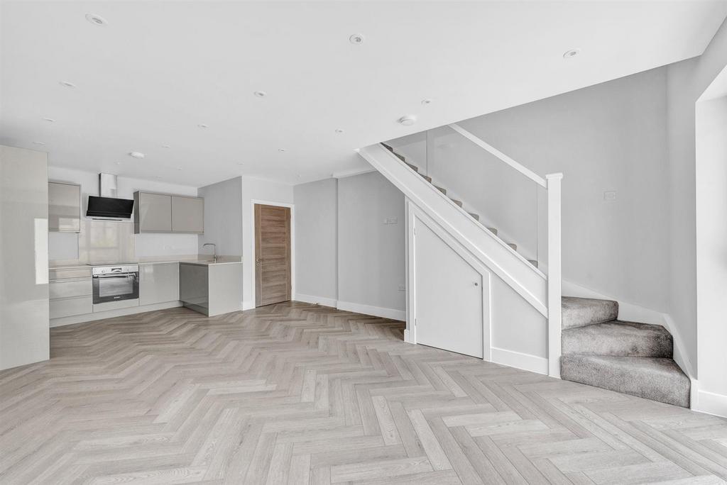 Scrooby Street, London, SE6 2 bed mews £1,900 pcm (£438 pw)