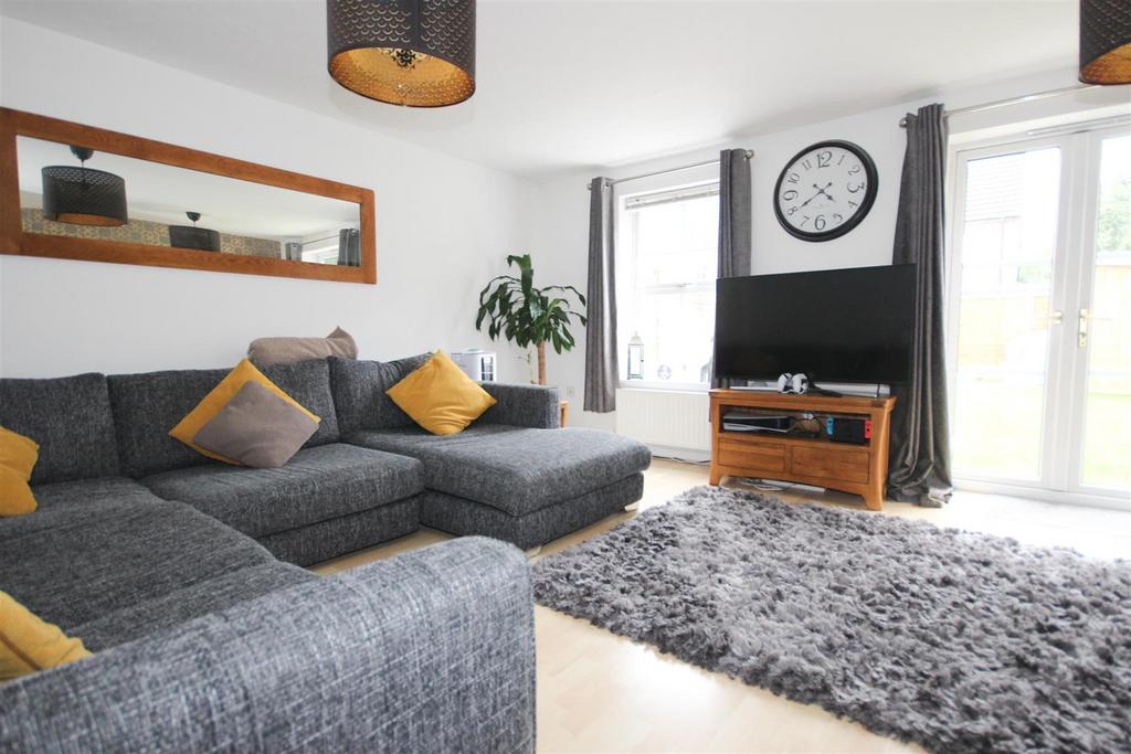 Rogers Way, Warwick 3 bed end of terrace house £1,400 pcm (£323 pw)