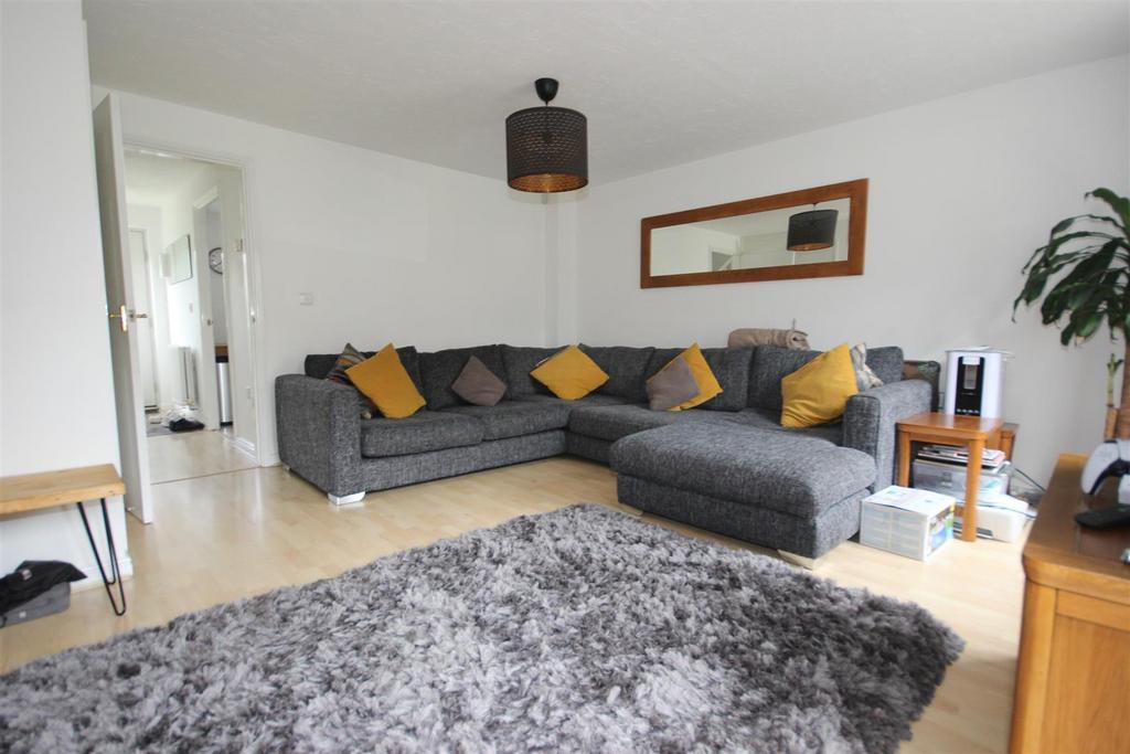 Rogers Way, Warwick 3 bed end of terrace house £1,400 pcm (£323 pw)