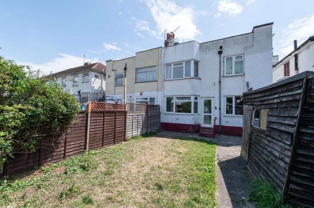 St. Marks Avenue, Northfleet, Gravesend 2 bed flat for sale £180,000