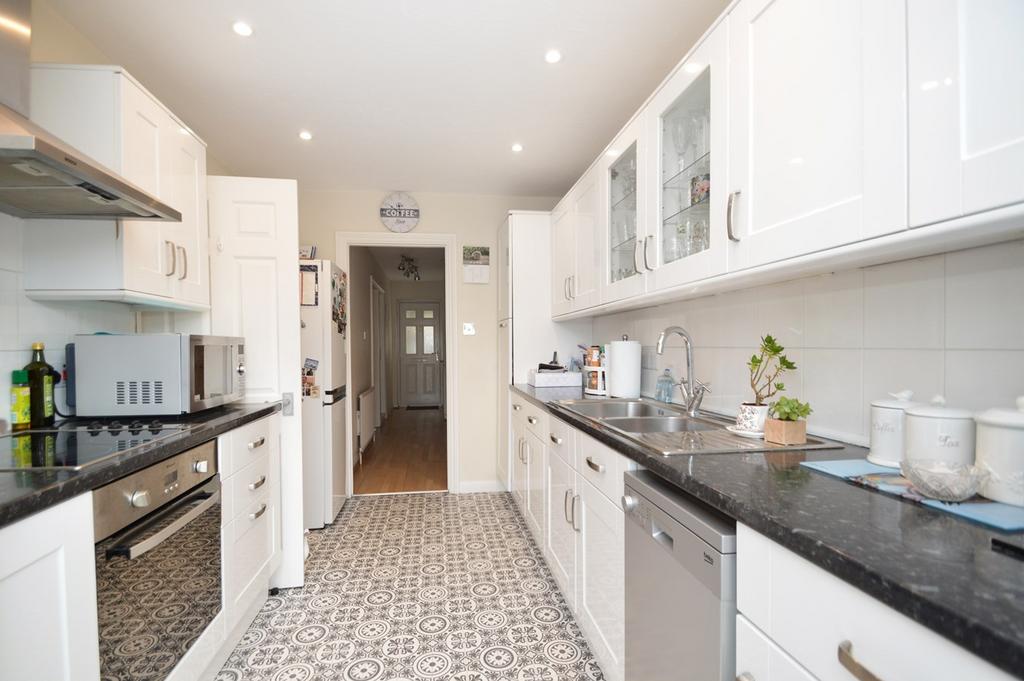 Mayfield Close, WaltononThames, KT12 4 bed end of terrace house £