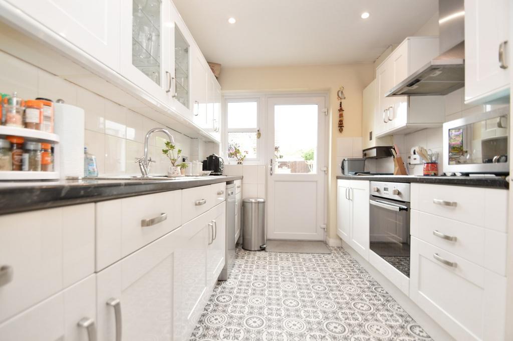 Mayfield Close, WaltononThames, KT12 4 bed end of terrace house £