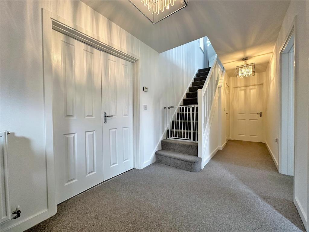 Spacious Entrance Hallway 754