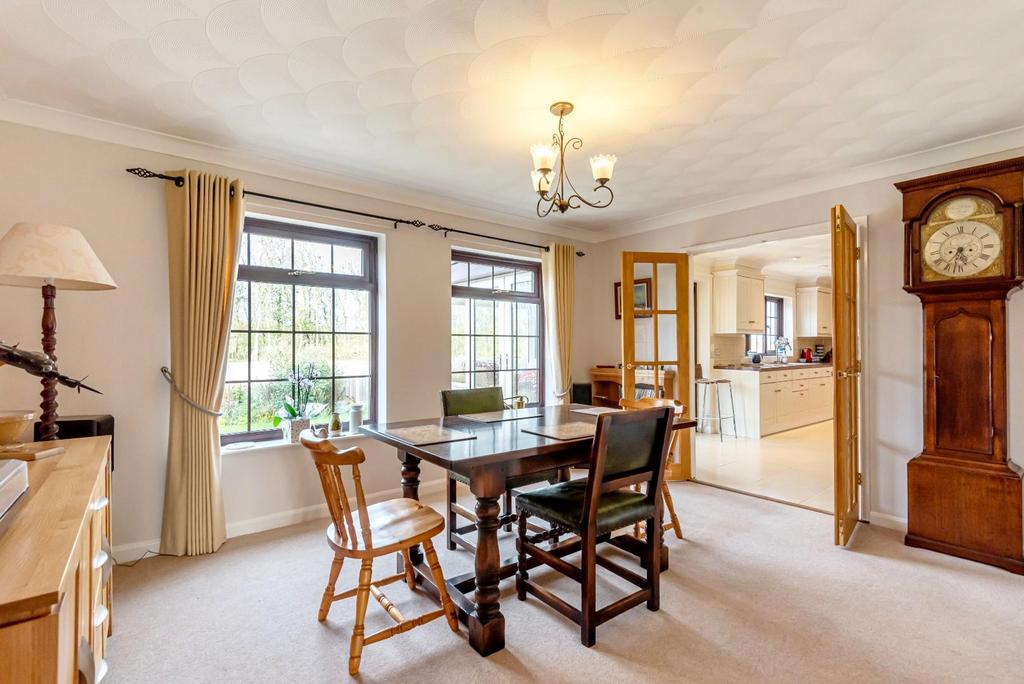 DINING ROOM.jpg