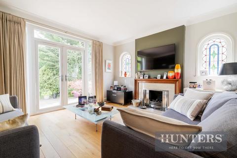 2 The Glebe, Worcester Park, KT4 7PF