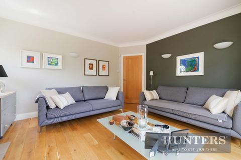 2 The Glebe, Worcester Park, KT4 7PF