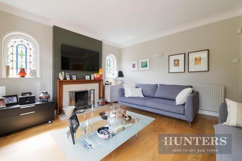 2 The Glebe, Worcester Park, KT4 7PF