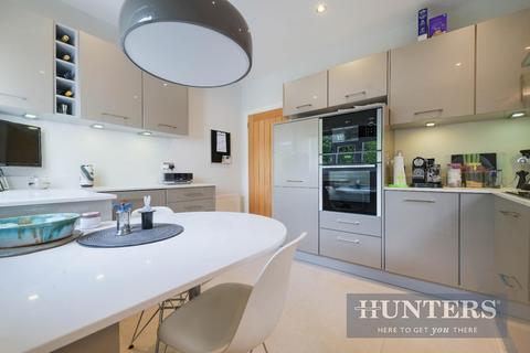 2 The Glebe, Worcester Park, KT4 7PF