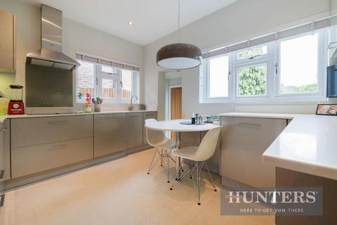 2 The Glebe, Worcester Park, KT4 7PF