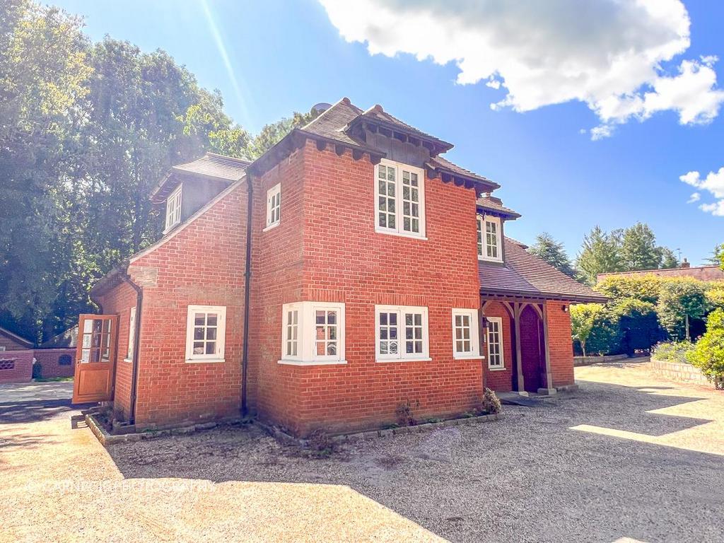 Park Lane, Knebworth SG3 4 bed detached house to rent £5,750 pcm (£