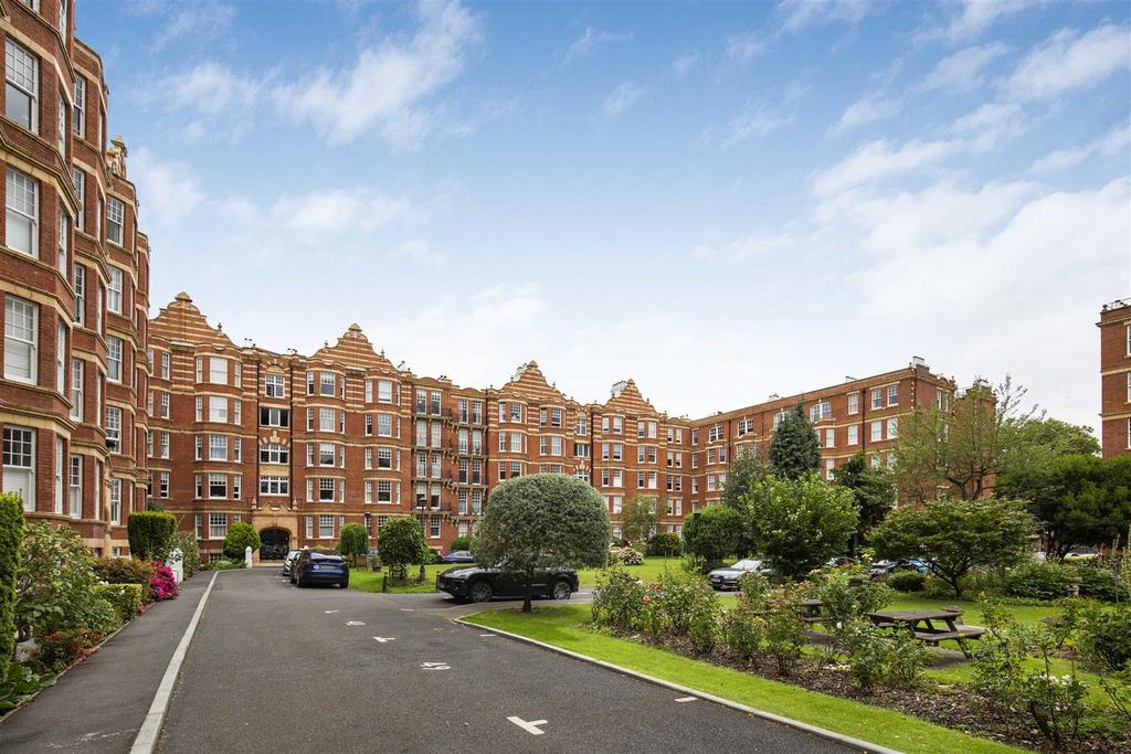 Lower Richmond Road, Putney, SW15 3 bed flat for sale £725,000