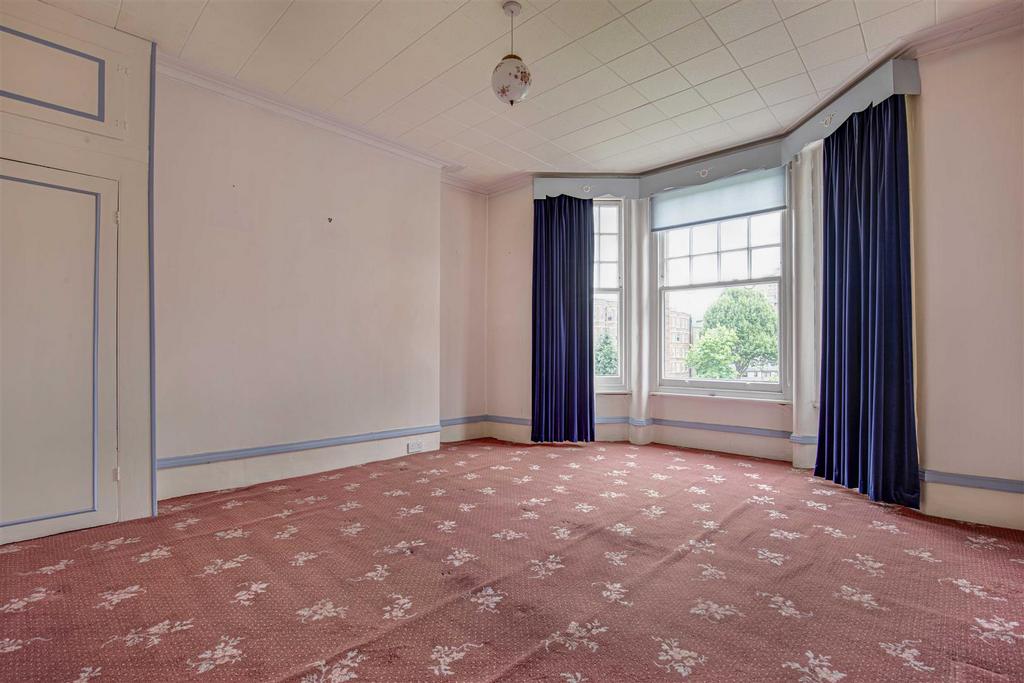 Lower Richmond Road, Putney, SW15 3 bed flat for sale £725,000