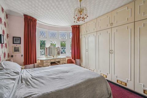 56 Park Avenue, Bushey, WD23 2BA