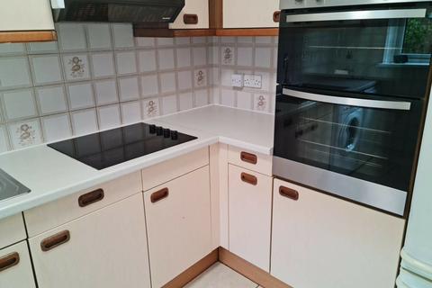 2 bedroom flat to rent, 2 bed flat in Meyrick Court