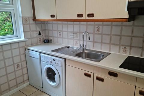 2 bedroom flat to rent, 2 bed flat in Meyrick Court