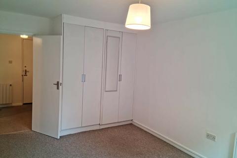 2 bedroom flat to rent, 2 bed flat in Meyrick Court
