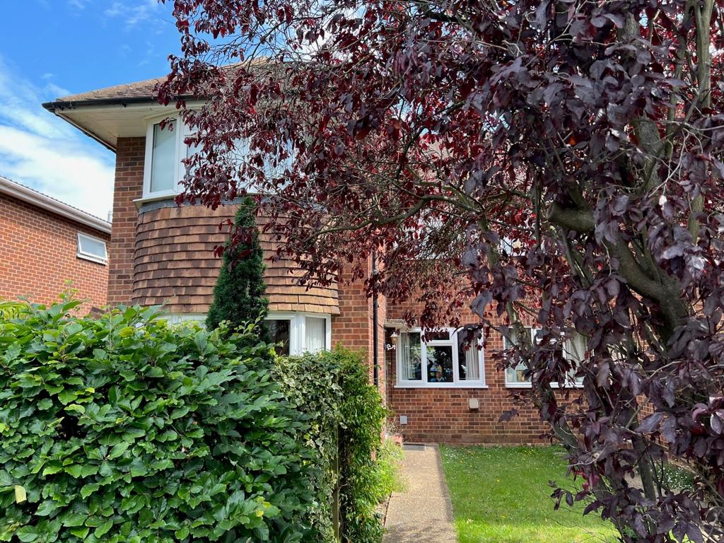 Avondale Avenue, StainesuponThames... 2 bed £350,000