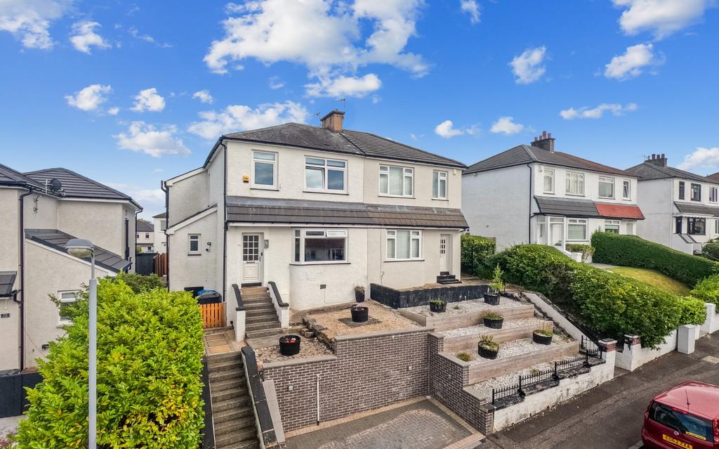 Rockmount Avenue, Thornliebank, East Renfrwshire, G46 7DW 3 bed semi