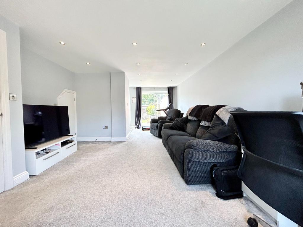 Rushden Way, Farnham 3 bed detached house £2,000 pcm (£462 pw)