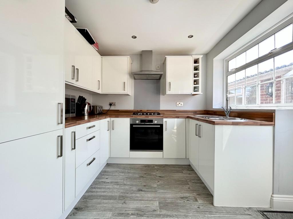 Rushden Way, Farnham 3 bed detached house £2,000 pcm (£462 pw)