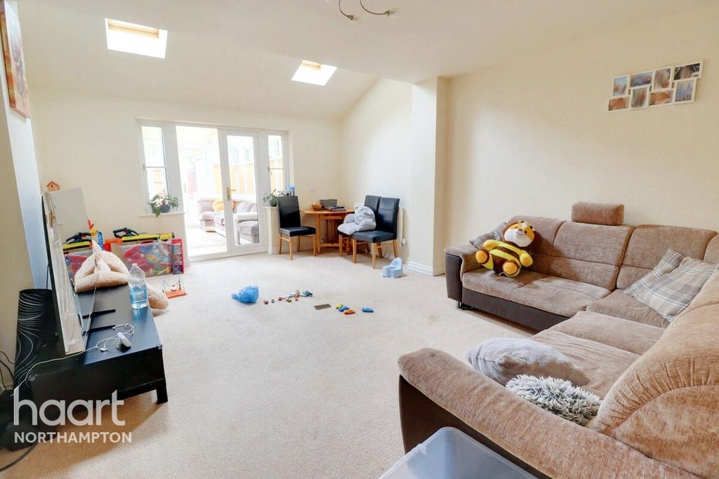 Berrywood Drive, Northampton 3 bed terraced house for sale £270,000