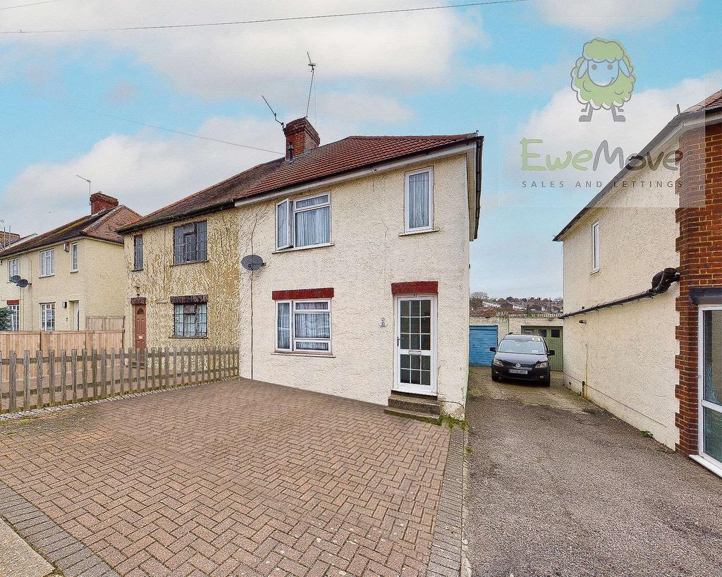 Hawthorn Road, Strood, Rochester ME2 2HN 3 bed semidetached house £
