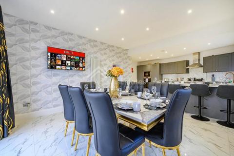 5 bedroom detached house to rent, Whitley Road, Dewsbury