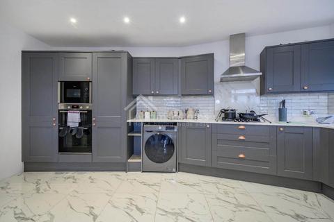 5 bedroom detached house to rent, Whitley Road, Dewsbury