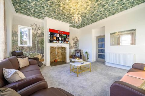 5 bedroom detached house to rent, Whitley Road, Dewsbury