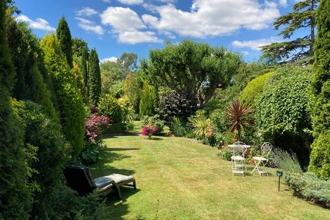 34 Barnhill, Pinner, HA5 2SX