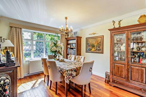 34 Barnhill, Pinner, HA5 2SX