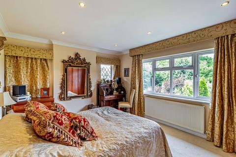34 Barnhill, Pinner, HA5 2SX